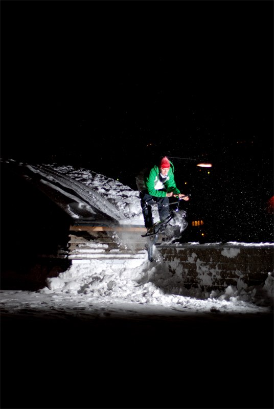 Barspinnar till platt från ett tak utanför åre . Foto: Marcus Eriksson. Åkare: Johan Nordberg.