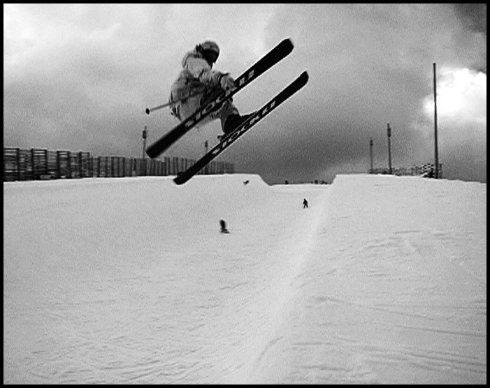 Märta gör en air to fakie i superpipen i Snow Pa. Foto: David Kvart. Åkare: Märta Ahrenstedt.