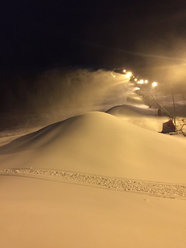 Snøproduksjon og kveldskøyring
Fredag morgon har.