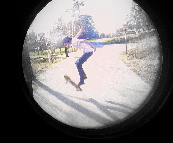 Fixade lite med en kikare och Douglas trixade lite. Foto: Ebba Tomani. Åkare: Douglas Wentzel.