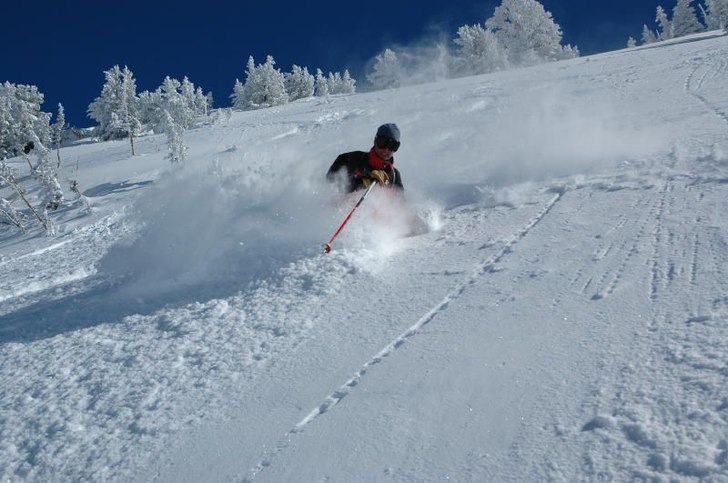Chris en ski-patroler i Alta i årets första powd. Foto: Björn Nilsson. Åkare: Chris Rogers.
