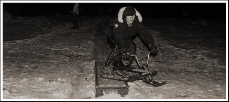 På väg av boxen efter en tailslide.. Foto: Jimmy Klausner. Åkare: Niklas Lönnermo.