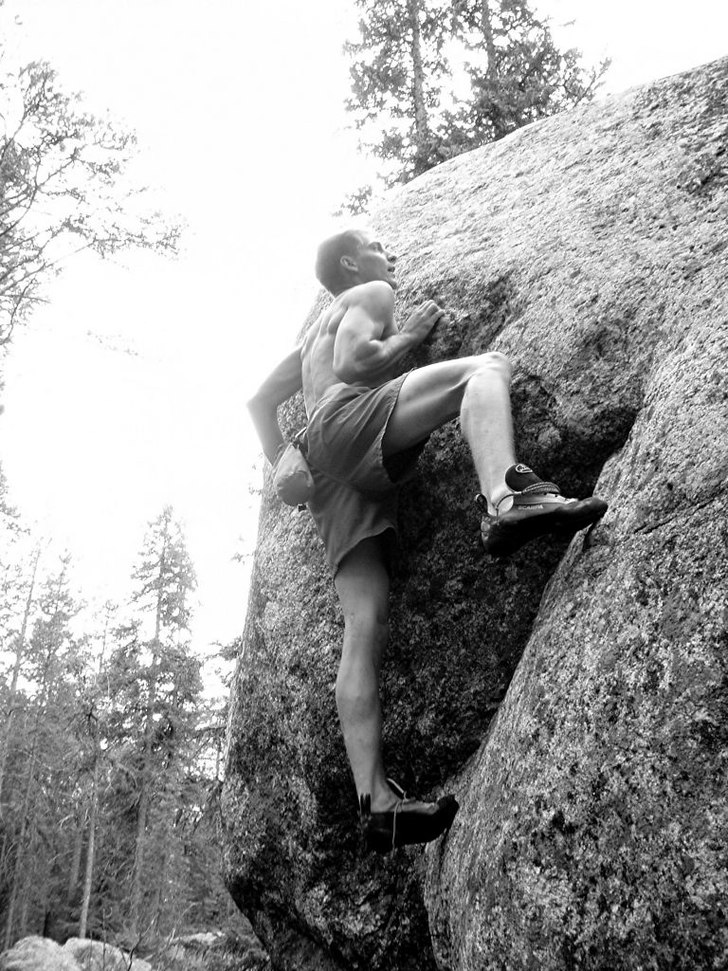 Tomas ger sig på Martins slab 6A+ med oremmade pj. Foto: Johan Vall. Åkare: Tomas Persson.