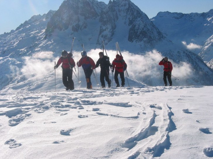 På väg upp till Col de Balm i Le Tour för att �. Foto: Philip. Åkare: Kristina Lundevall, Erik Persson, Patrik Stenberg och två fransmän.