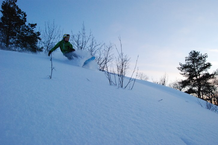 Johan 12 år gör sina första pudersvängar.. Foto: Jan Hallberg. Åkare: Johan Hallberg.