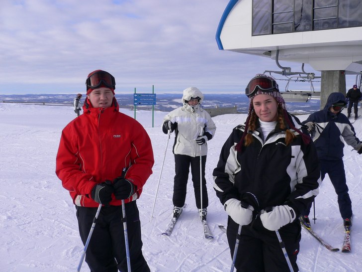 Jag och syrran vid 6-stolsliften i IdreFjäll.. Foto: Lars Gunnar Helmer Karlsson. Åkare: Claes Karlsson och Emma Karlsson.