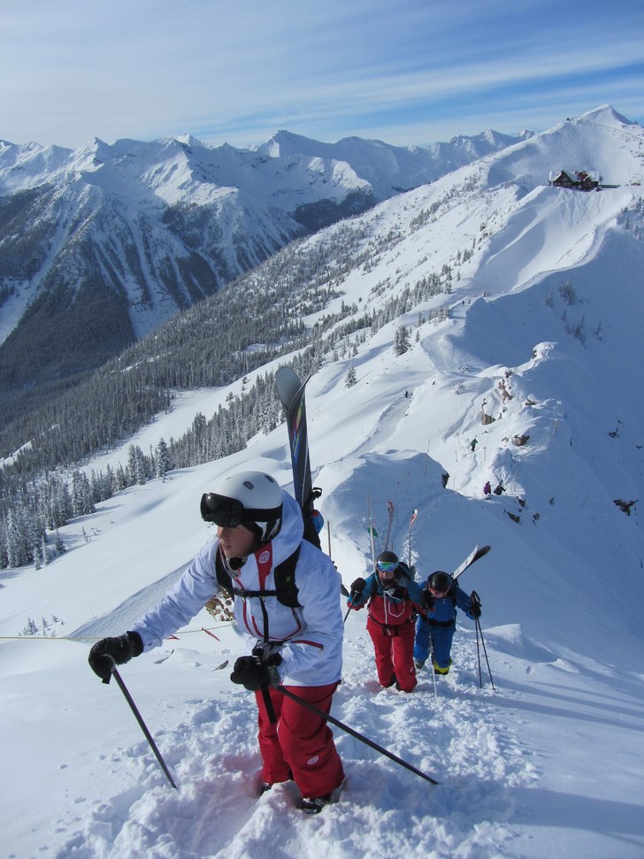 På väg uppförs i vackra Kicking Horse.. Foto: Oscar Modigh. Åkare: Emma Arnesson.