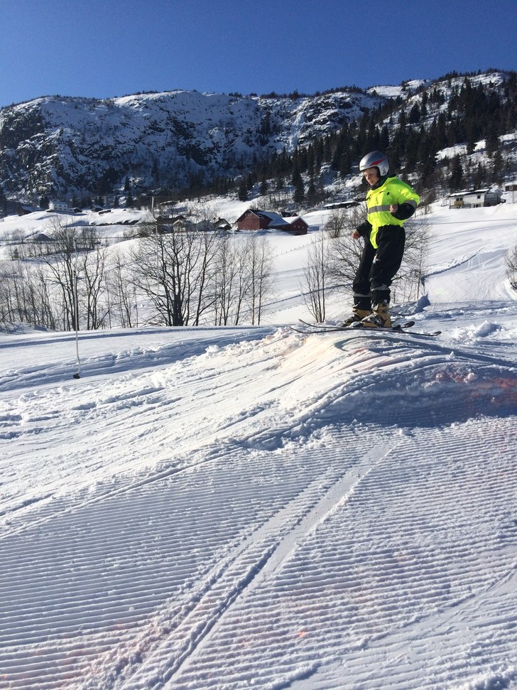 nysnø + strålende sol...Velkommen til oss.
.