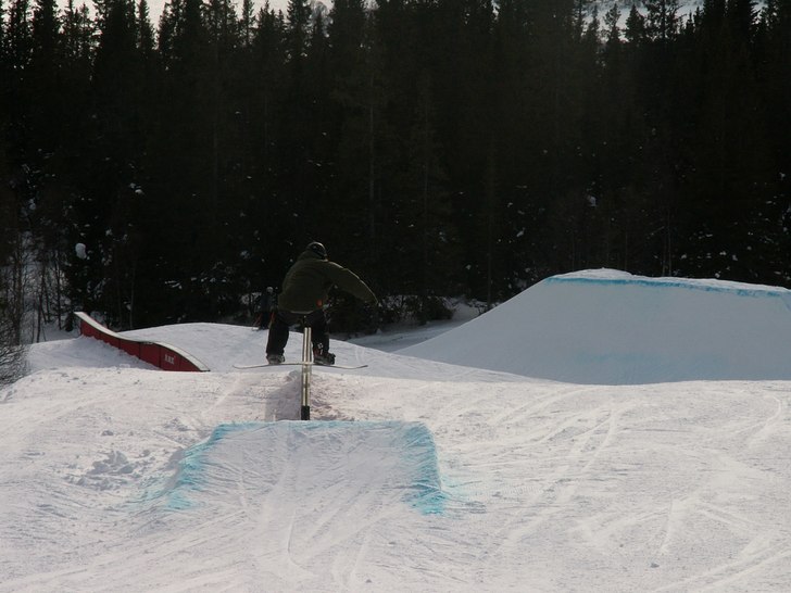 Bslide på räcke. Foto: Porra Hesslë. Åkare: Johan shredda.