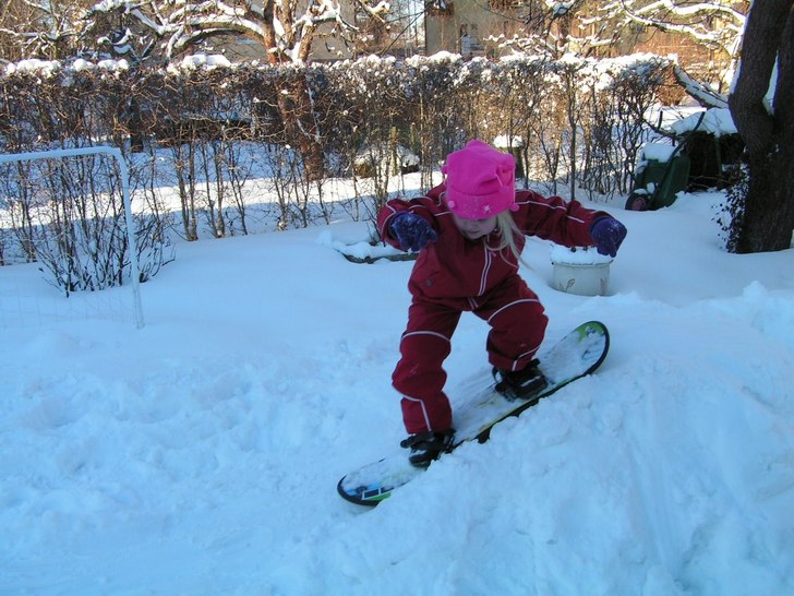 Min gudotter prövar nose slide. Foto: Raymond paldnius. Åkare: Ella floding.