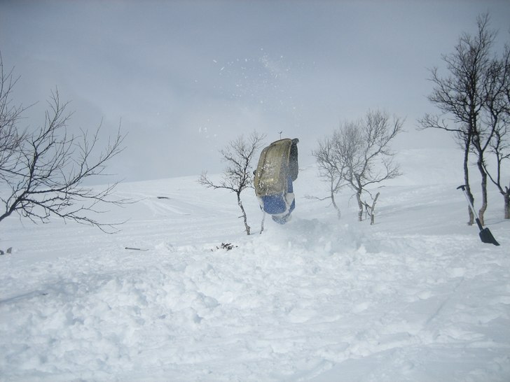 backflip försök med pulka i fjälle. Foto: Mats Bergqvist. Åkare: Benjamin.
