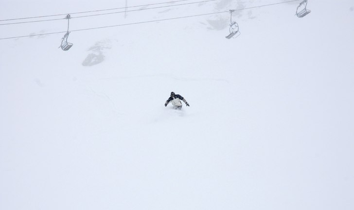Offpist i snöstorm, väldigt spännande, oerhört. Foto: Ola Nogell. Åkare: Per Orchideén.