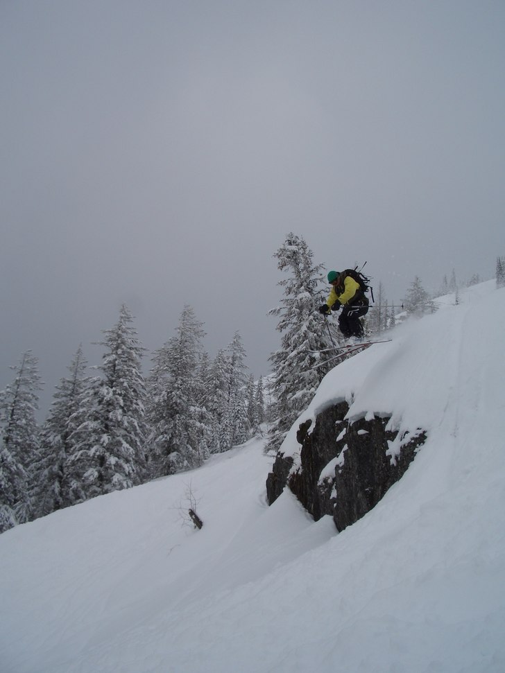huckin' the biggest cliff in the whole Canada. Foto: olav fosshaugen. Åkare: vegsard lilleheil.