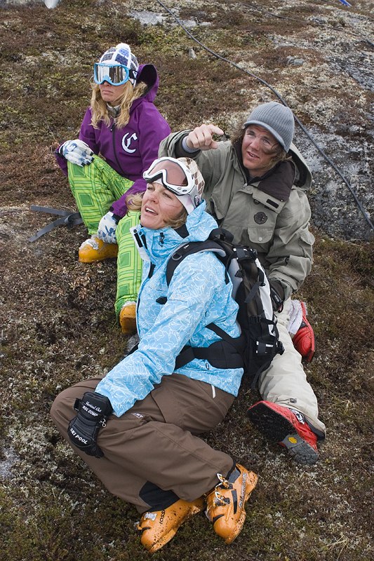 Foto: Johan Hellman. Åkare: Sara Orrensjö och Janette Hargin spanar linjer med hjälp av Per Jonsson..