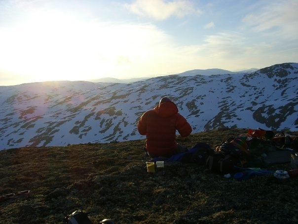 middag i kvällssolen. Helt oslagbart. Foto: Oscar Darle.