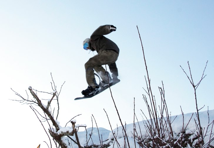 Tailgrab över nedsågad trädstam. Foto: Christian Wallin. Åkare: Martin Schiölde.