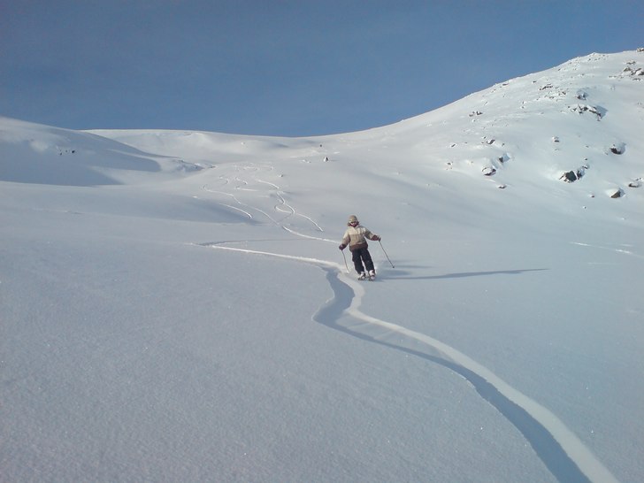 Skönt puderåk i Hemavans offpist!. Foto: Johannes Flyckt. Åkare: Adam Sjöblom.