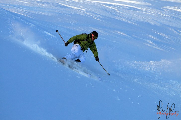 En brant smal passage men ganska hårt underlag me. Foto: Jonas Emilsson/www.jonasemilssonphoto.se. Åkare: Olle Svensson.