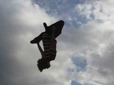 Jag gör en backflip grab på matta. Foto: Felix Sandh Ljungberg. Åkare: William Klarén.