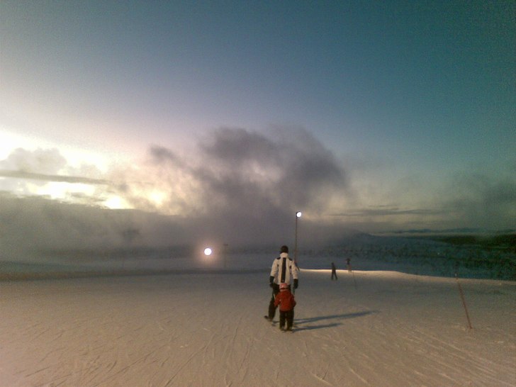 Ett moln drar förbi Trysil, en snörik februari m. Foto: Anton. Åkare: Okänd.