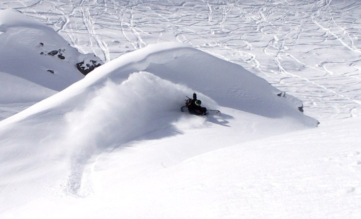 Johan tar en fin sväng i härlig snö.. Foto: David Rangsjö. Åkare: Johan Augustsson.
