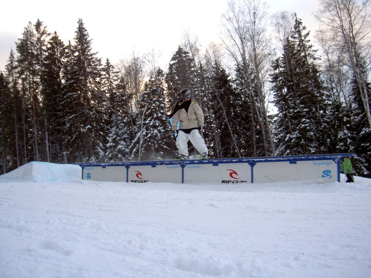 Kim på 8m railen i berget. Foto: Erik Brohagen. Åkare: Kim Löfgren.