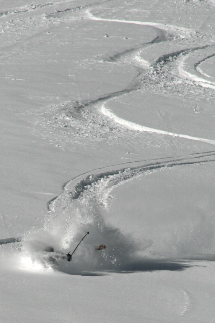 Alex hade lite svårt för åkningen i puder med s. Foto: Christoffer Engström. Åkare: Alexander Svenson.