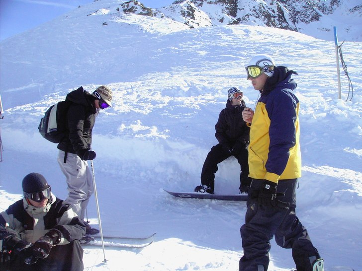 Familjen, de vi bodde med i vår lägenhet i Pettn. Foto: Louise. Åkare: "Lazy", lazys kompis, "Lele" och "Mange".