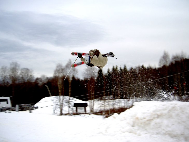 Kim gör sin första sideflip i hopp. Foto: Erik Brohagen. Åkare: Kim Löfgren.