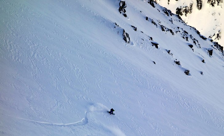 Då man går upp mot Piz Strem finns det otroligt . Foto: Per Burström. Åkare: Olov Renberg.