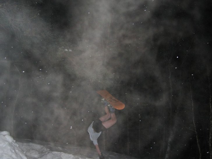 "afterski Nightboarding" Bjorli.
 - 20`. Foto: Anette. Åkare: Paco.