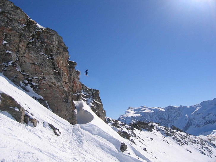Mitt första stora drop, kittlade bra i magen :P. Foto: Emil Thörne. Åkare: Christoffer Schack.