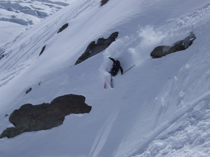 Leker i snön på baksidan av Grands Montets. Foto: Joel Söderström. Åkare: Tobbe Skeppstedt.