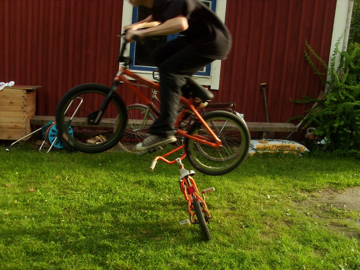 bunny hop över lite cykel.. Foto: erika rydén. Åkare: Markus rydén.