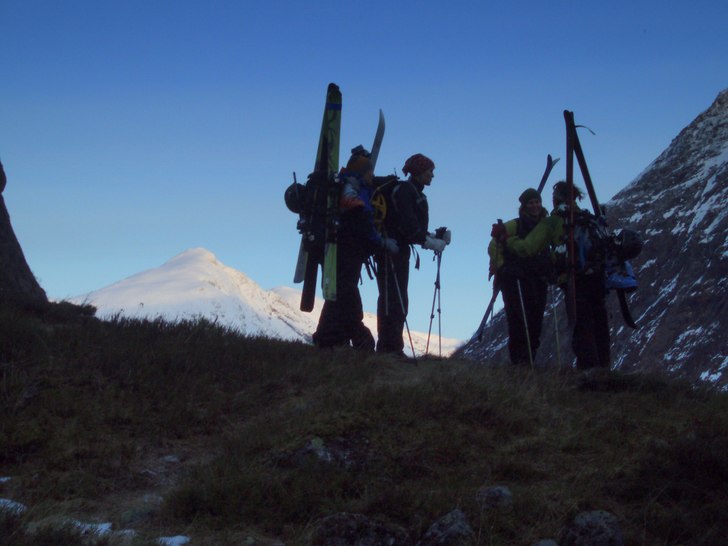 På väg hem efter en skön dag på fjället. Foto: Andreas.