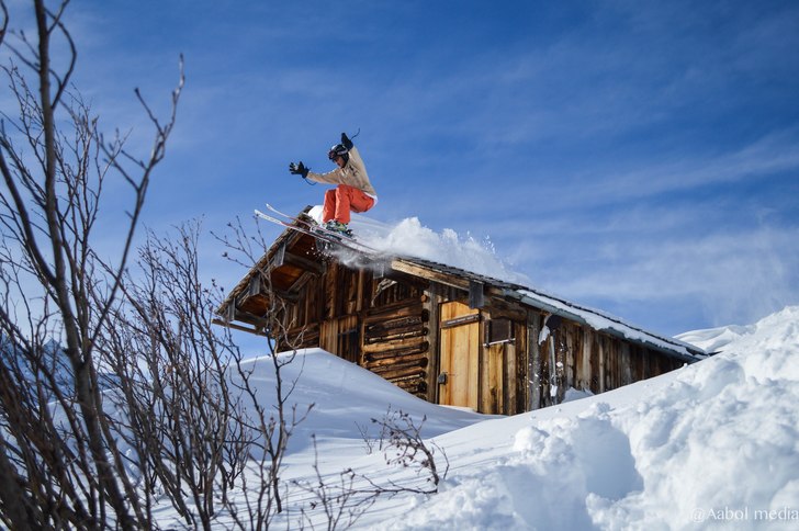 @Mandushjelm hoppar på ett tak i Zürs. Foto: Christoffer Aabol. Åkare: Mandus Hjelm.