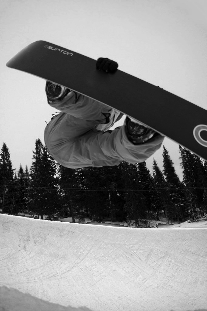Frontside i pipen i Åre under studentveckorna, v4. Foto: Mikael Uddholm. Åkare: Hannes Larsson.