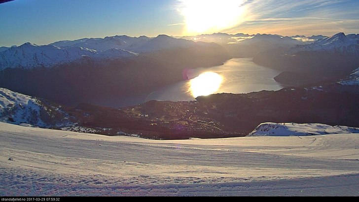 Sol frå skyfri himmel
Onsdag 29/3 blir en flott d.