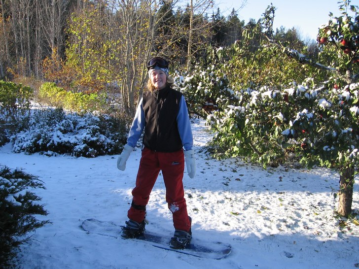 Första snön, ny bräda.. ja va ju tvungen o kän. Foto: mamma:). Åkare: jag:D.