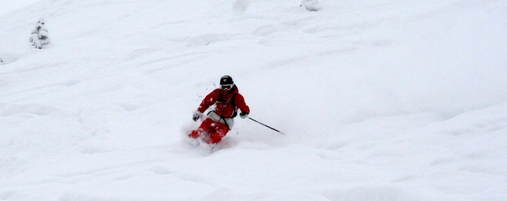 Sköna pudersvängar. Foto: Susanne Nielsen. Åkare: Johan Larson.