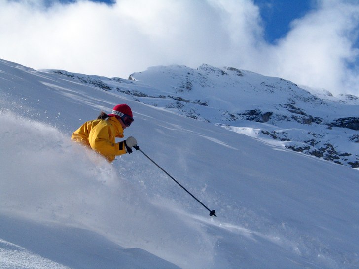 Malin pumpar puder på glaciären.. Foto: Tobias Antefelt. Åkare: Malin K.