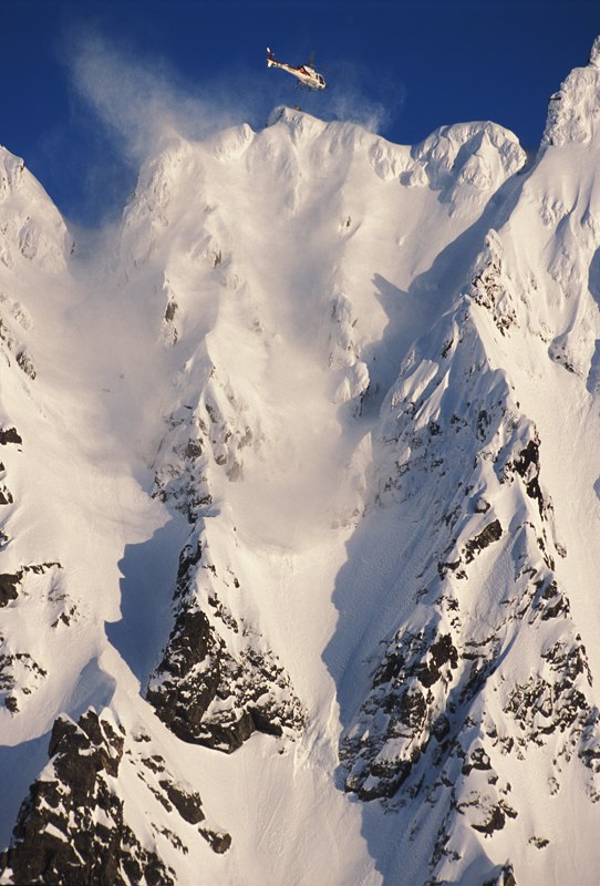 Basti flygs upp till en hårig linje i Sunnmøret.. Foto: Mattias Fredriksson. Åkare: Sebastian Garhammer.