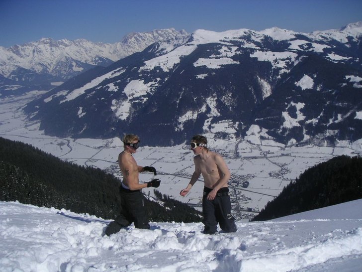 Lite lek efter nybyggt hopp på baksidan av berget. Foto: Christian (Svante). Åkare: Jeppe Lindqvist och Sebbe Borgström.
