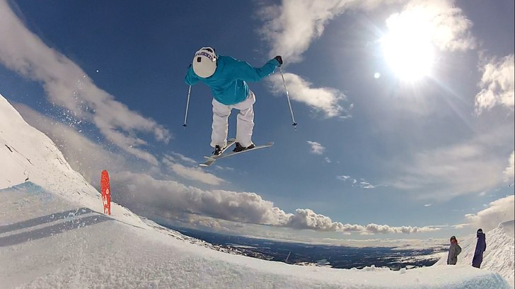 Backflip i tredje röda under Freeride 2012.. Foto: Joakim Röhlander. Åkare: Douglas Wennberg.