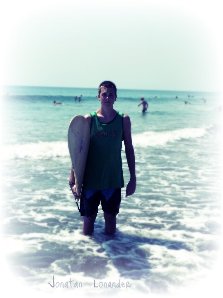 Surf på Bali! Sjukt kul, just den här dagen var . Foto: Pappa Lasse. Åkare: (Jag) Jonatan Lönander.