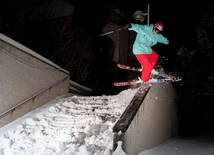 One foot på en ledge. Foto: Viktor Pettersson. Åkare: Elias Henderson.