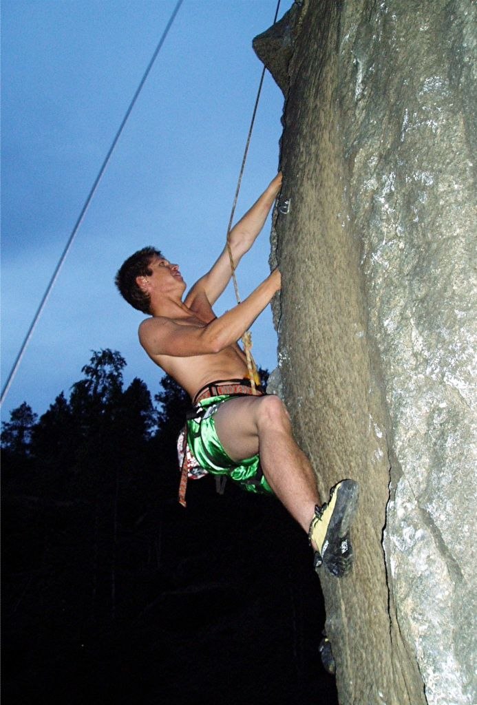 Jens klättrar på Pärleporten. Foto: Johan Vall. Åkare: Jens Häggström.