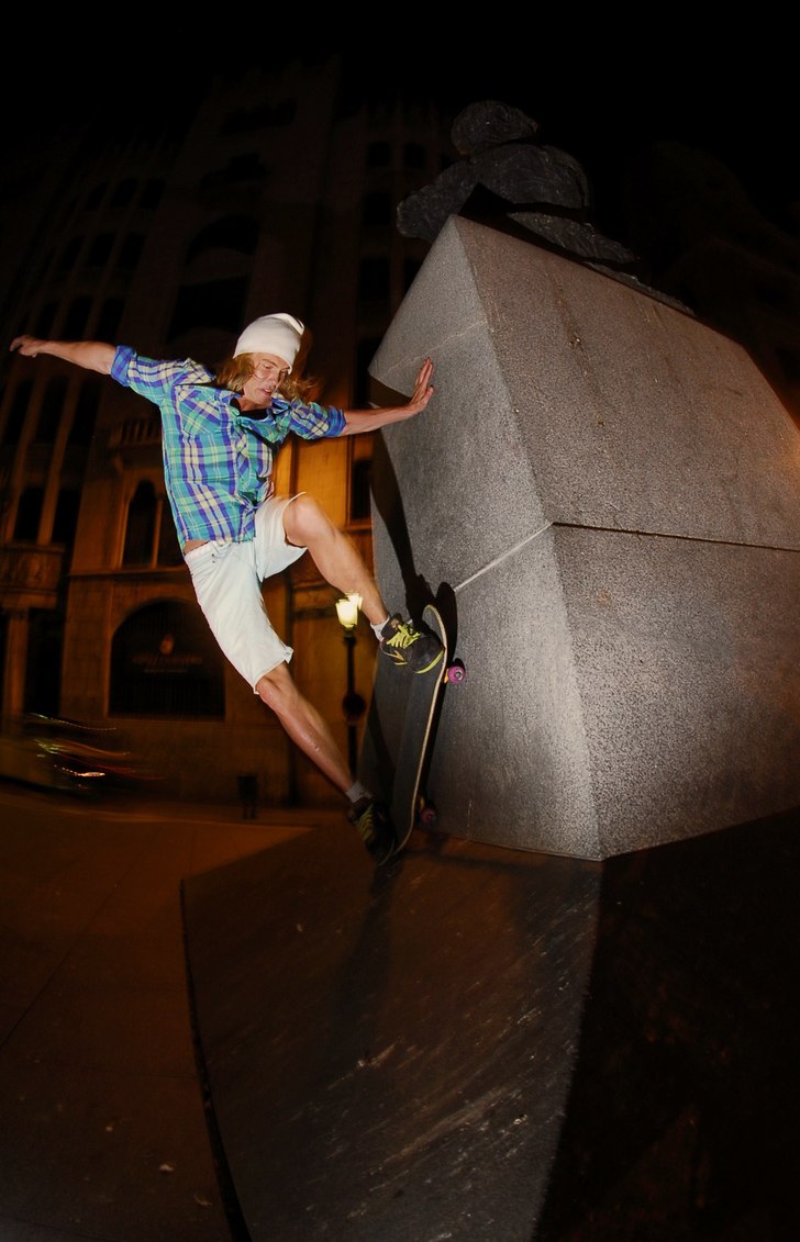 Hitta en staty som vi körde lite wallies på. Foto: André Adobati. Åkare: Emil Eriksson.