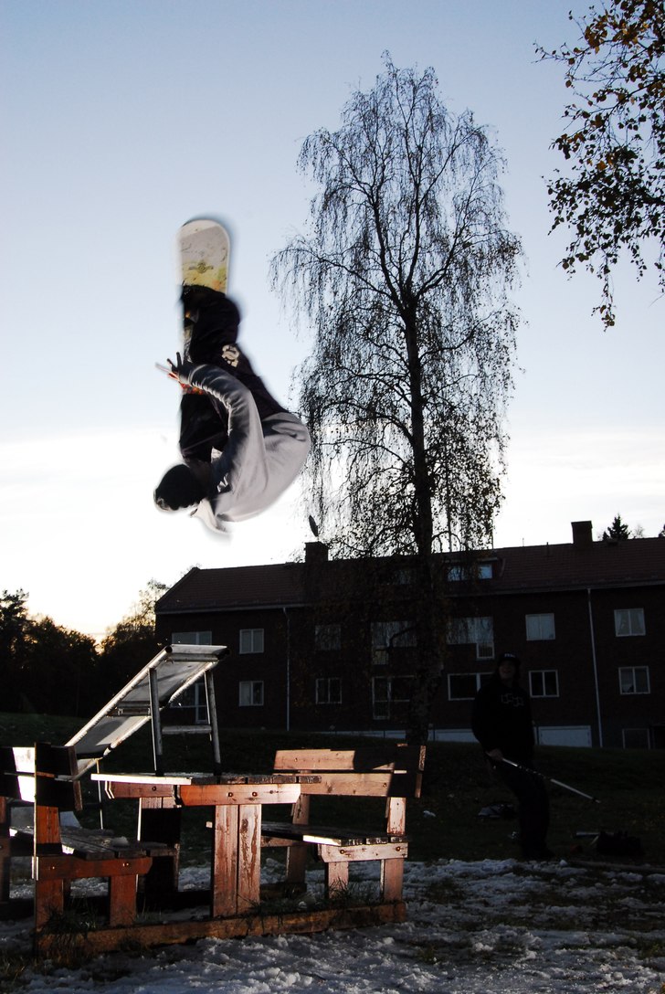 hämta snö från isladan och köra ett litet rail. Foto: Magnus Dagbro. Åkare: Marcus Siverman.