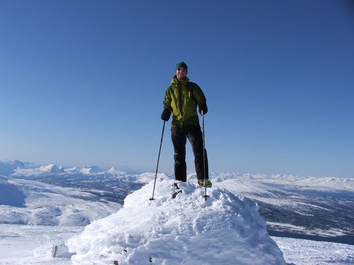 Till Topps!  Vy över Lofoten, fjordarna, Atlanten. Foto: Andreas Fransson. Åkare: Mårten Lundin.